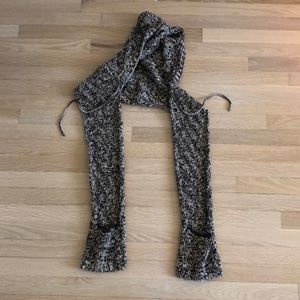 Knitted scarf with hood and pockets